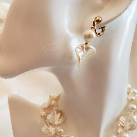 Pearl Flower Acrylic Pedal Opera Necklace & Clip Earrings - Picture 3 of 7